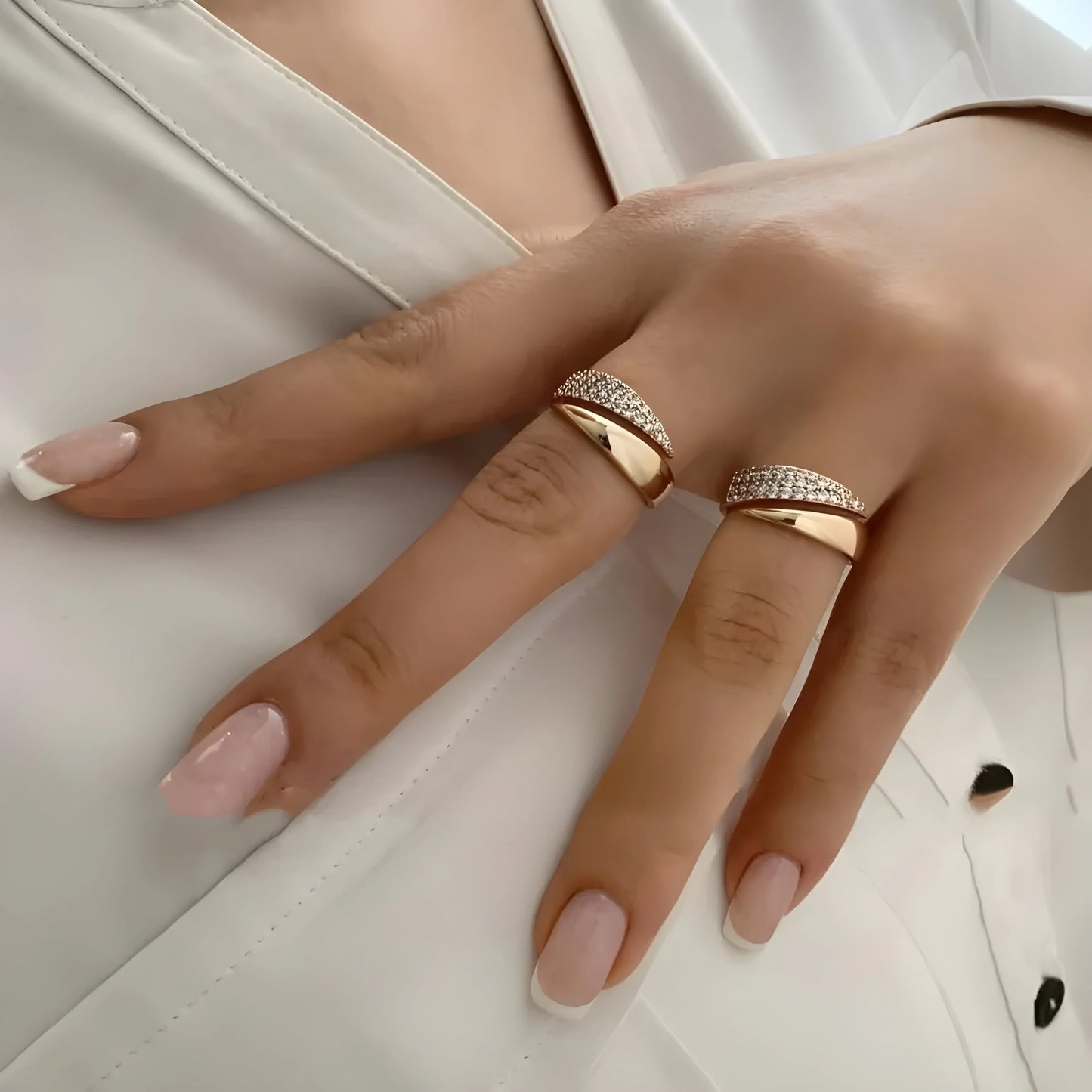 Elegant Guld Ring med Funkande Stenar (1+1 GRATIS)