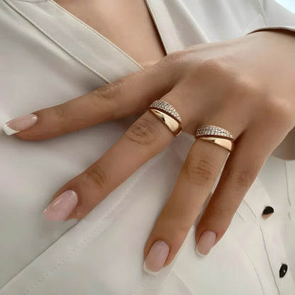 Elegant Guld Ring med Funkande Stenar (1+1 GRATIS)