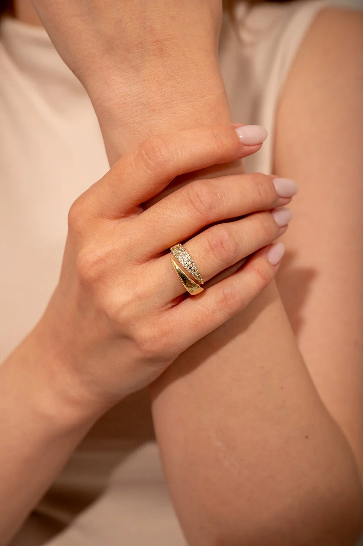 Elegant Guld Ring med Funkande Stenar (1+1 GRATIS)