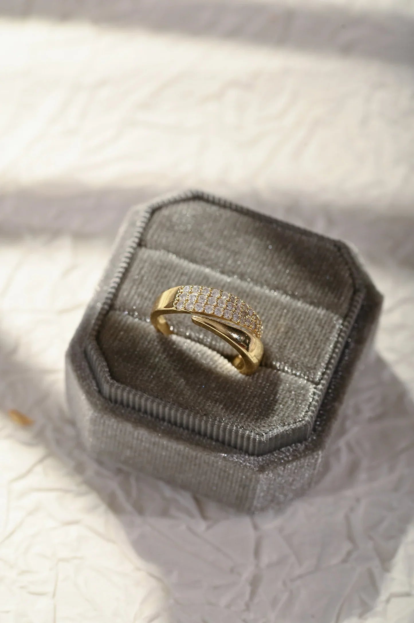 Elegant Guld Ring med Funkande Stenar (1+1 GRATIS)