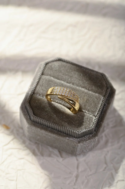 Elegant Guld Ring med Funkande Stenar (1+1 GRATIS)