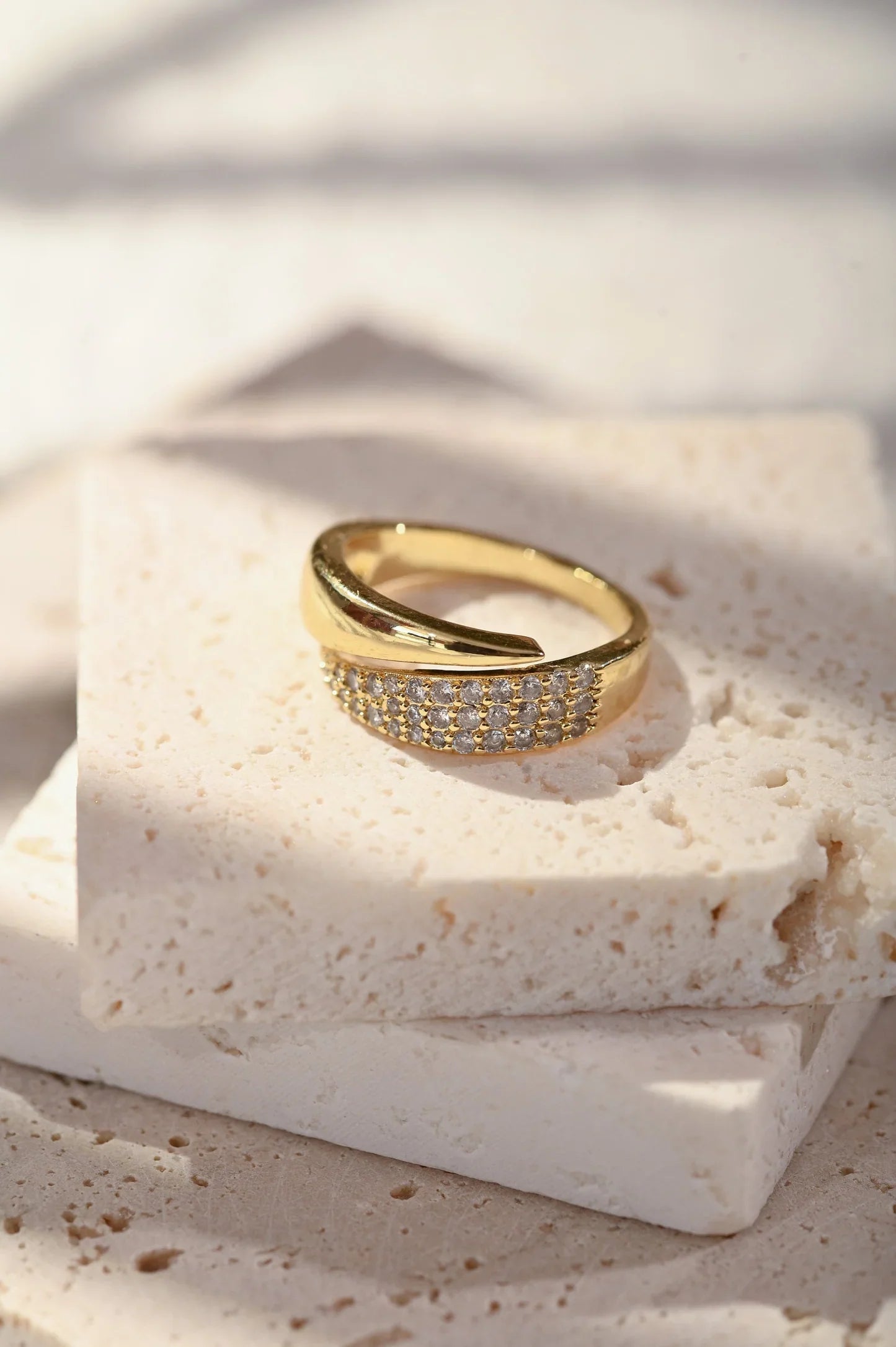 Elegant Guld Ring med Funkande Stenar (1+1 GRATIS)